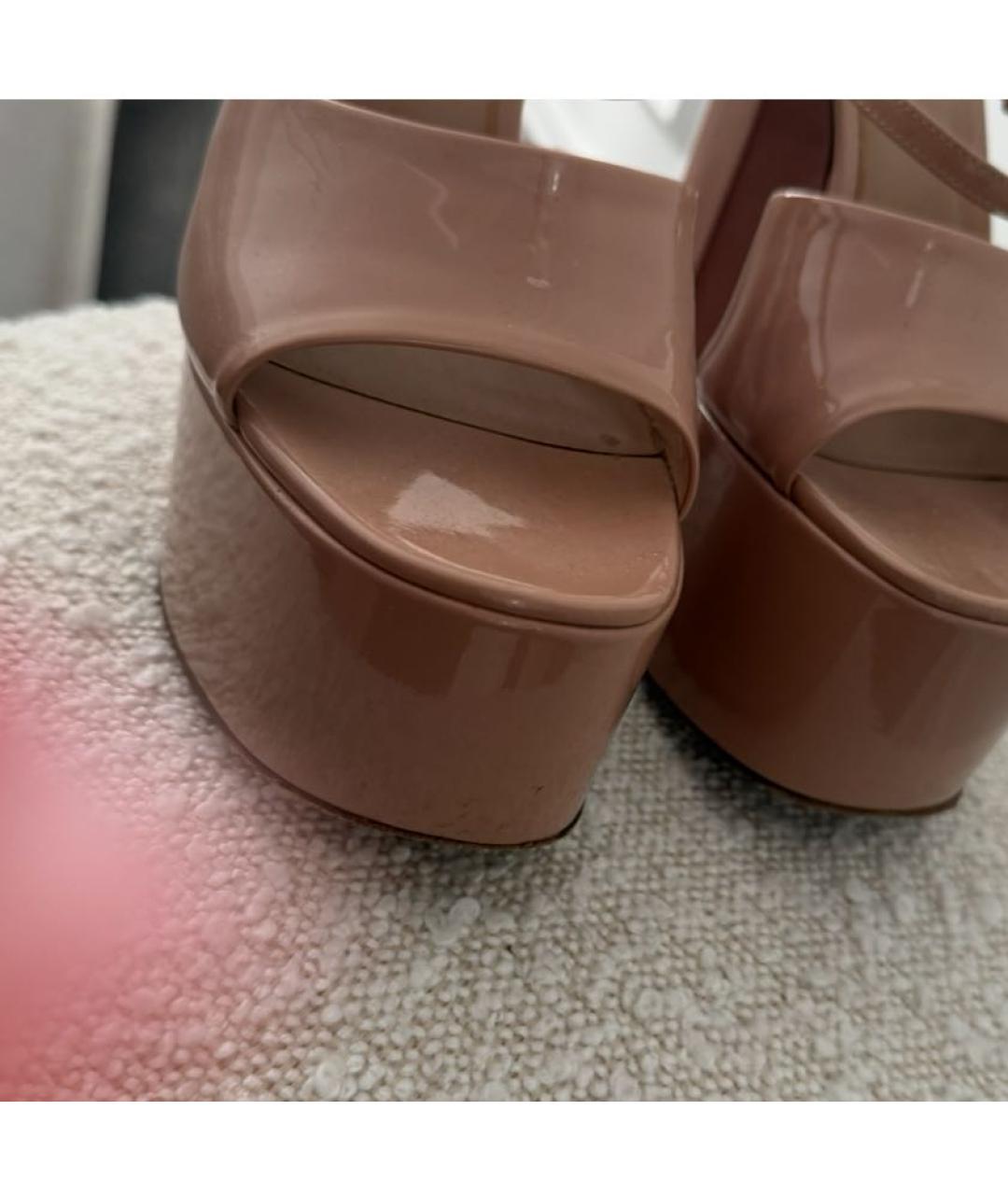 VALENTINO Бежевые босоножки из лакированной кожи, фото 2