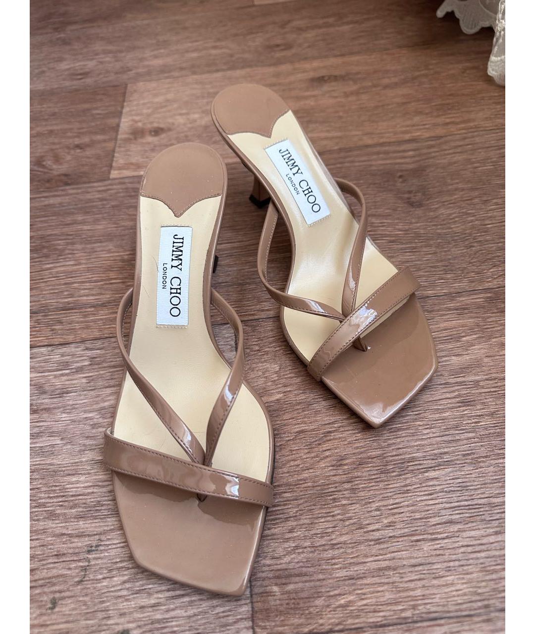 JIMMY CHOO Бежевые босоножки из лакированной кожи, фото 2