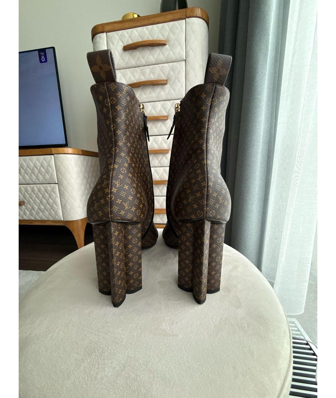 LOUIS VUITTON Коричневые ботильоны, фото 4