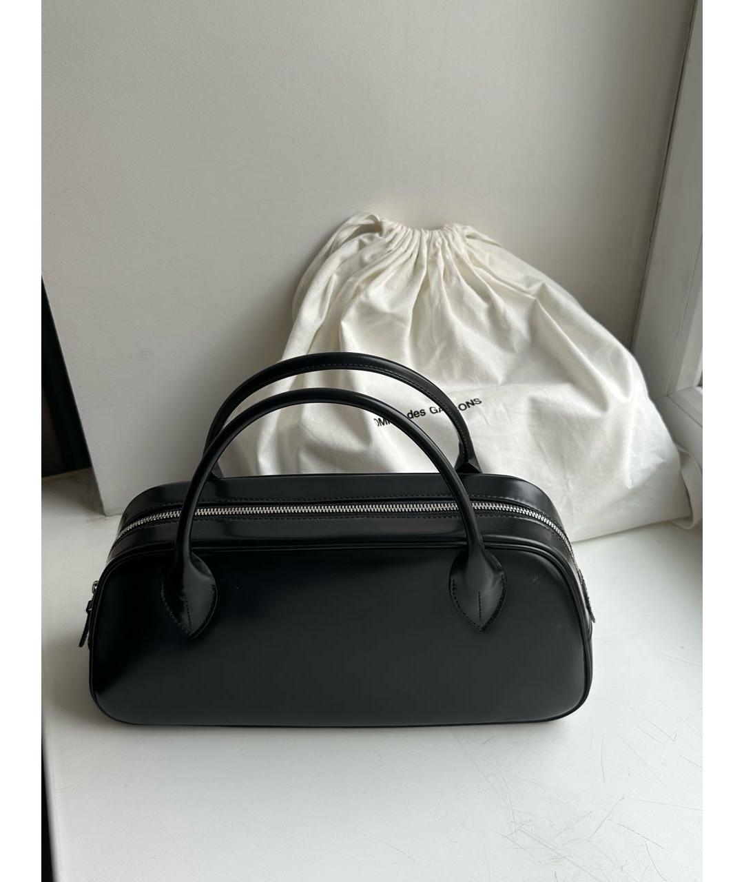 COMME DES GARÇONS Черная сумка с короткими ручками из лакированной кожи, фото 9