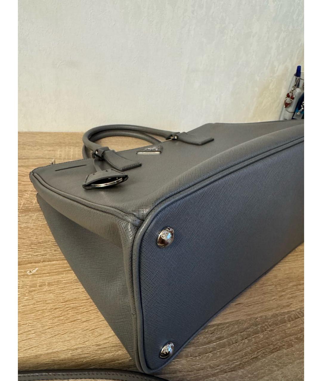 PRADA Серая кожаная сумка с короткими ручками, фото 4