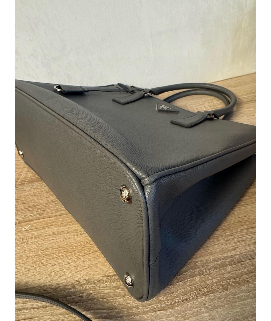 PRADA Серая кожаная сумка с короткими ручками, фото 3