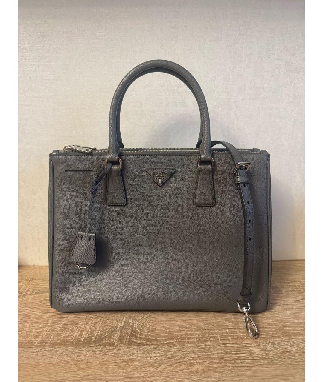 PRADA Серая кожаная сумка с короткими ручками, фото 9