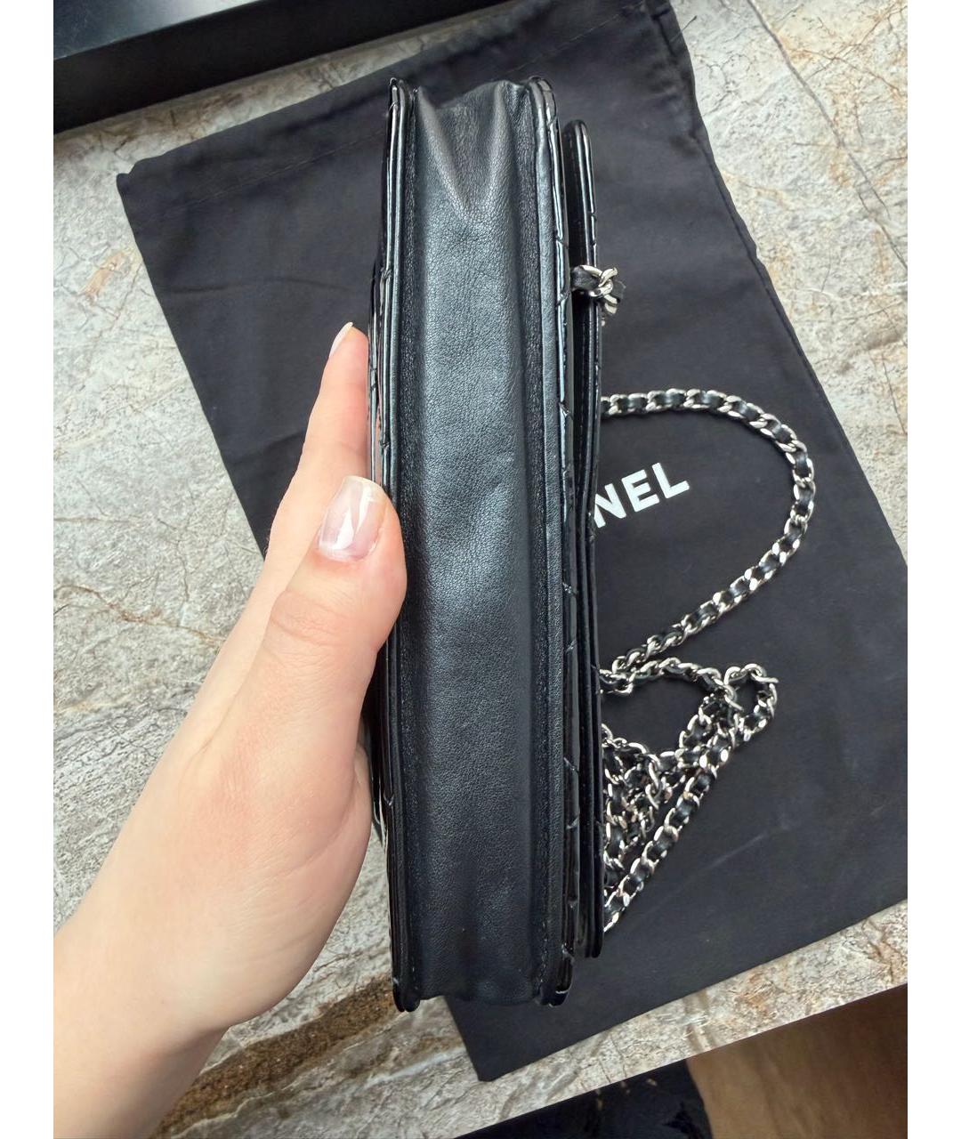 CHANEL Черная сумка через плечо из лакированной кожи, фото 5