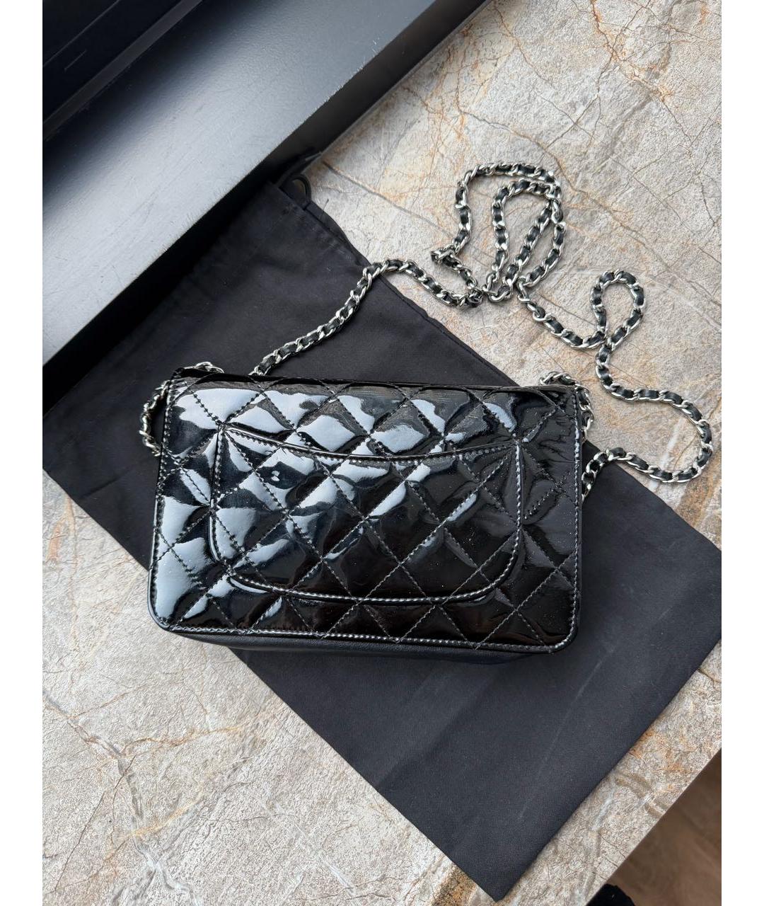 CHANEL Черная сумка через плечо из лакированной кожи, фото 3