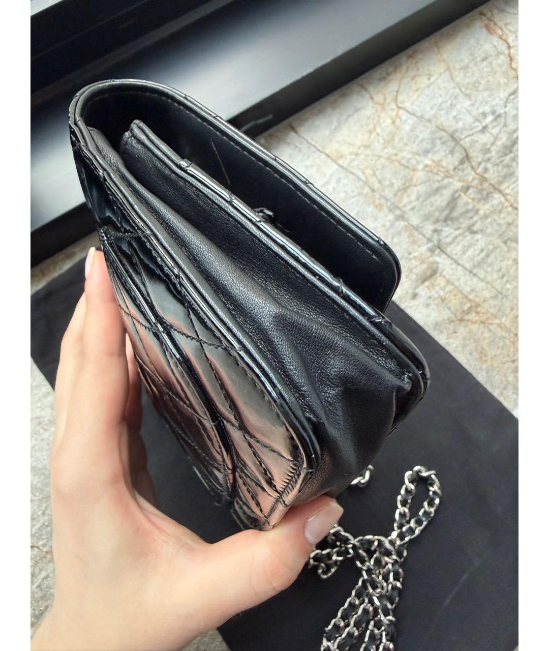 CHANEL Черная сумка через плечо из лакированной кожи, фото 6