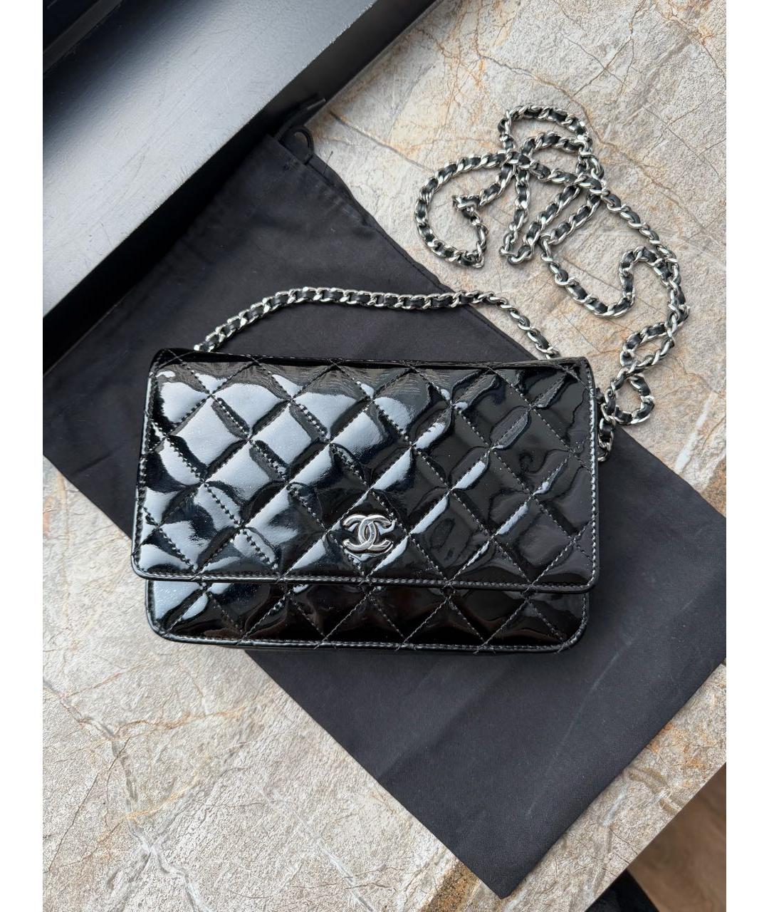 CHANEL Черная сумка через плечо из лакированной кожи, фото 7