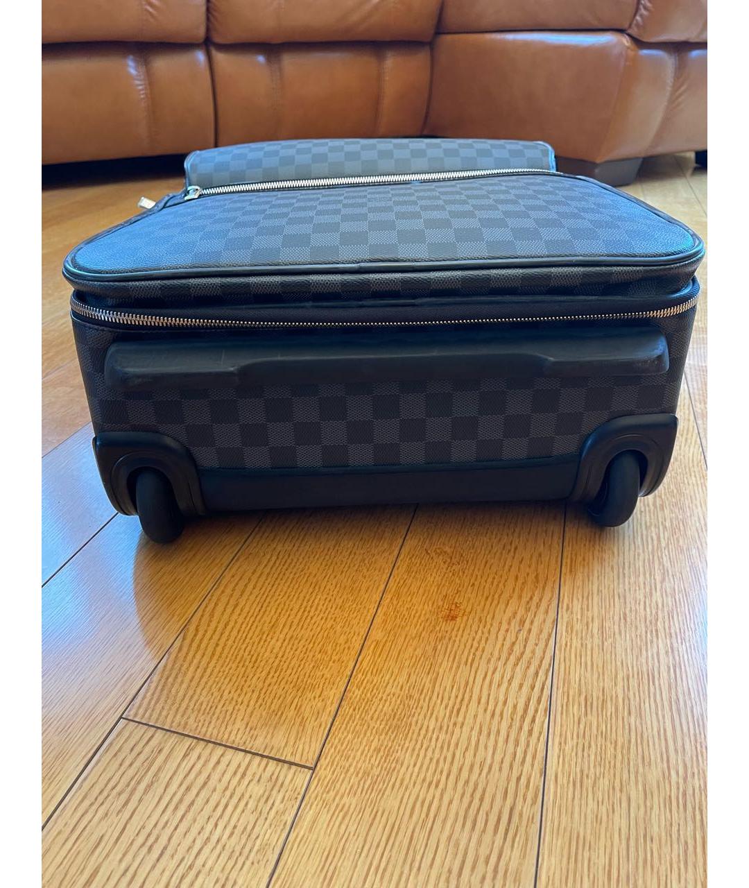 LOUIS VUITTON Антрацитовый чемодан из искусственной кожи, фото 8