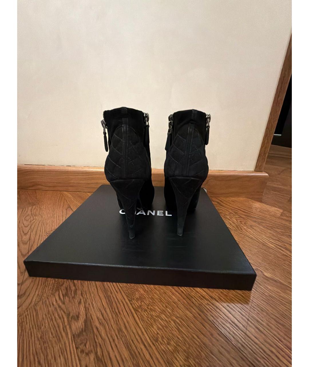 CHANEL Черные замшевые ботильоны, фото 4