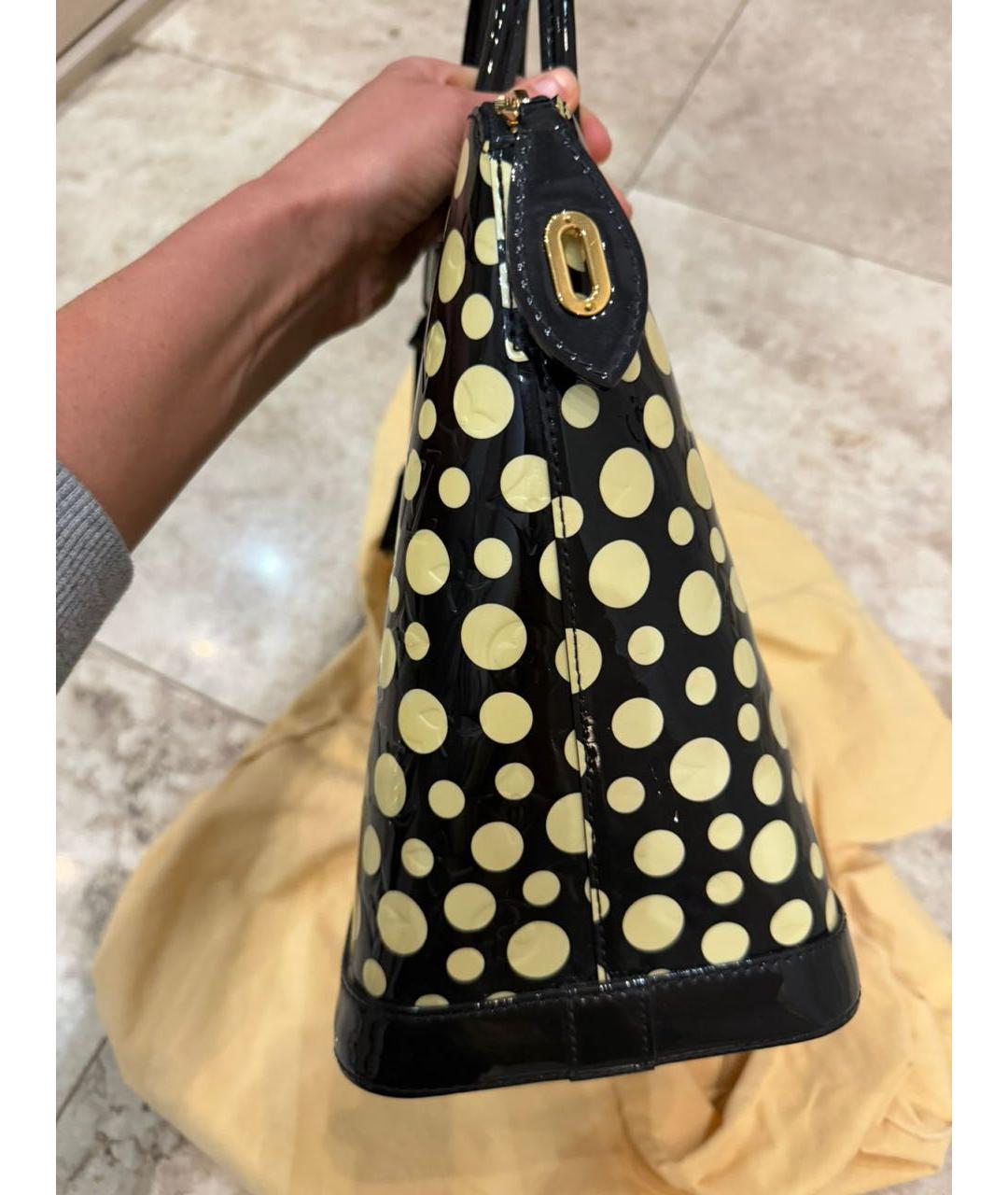 LOUIS VUITTON Черная сумка через плечо из лакированной кожи, фото 3