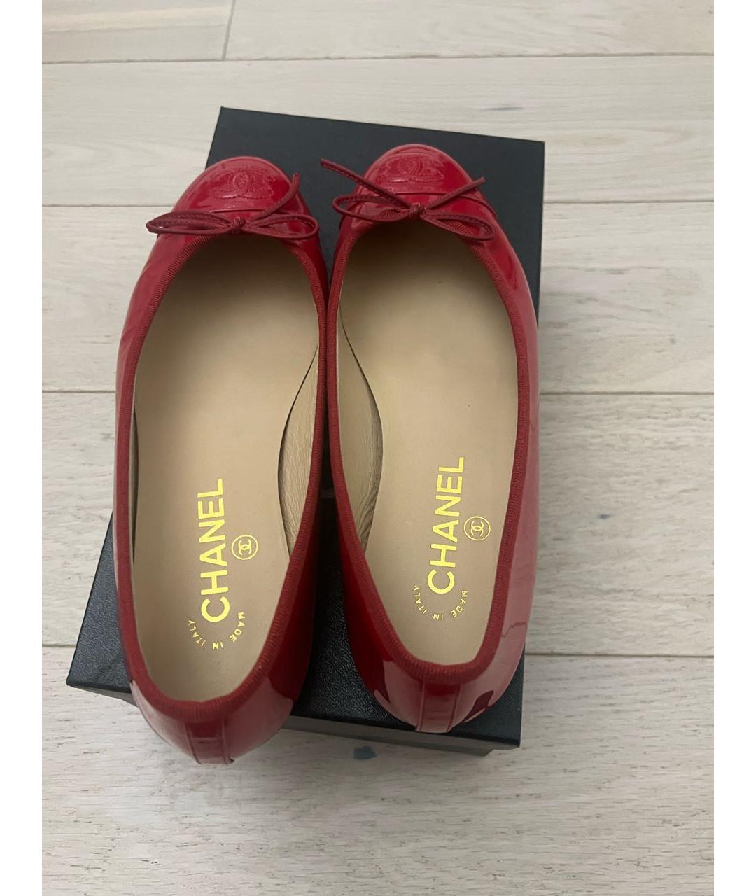 CHANEL Красные балетки из лакированной кожи, фото 5