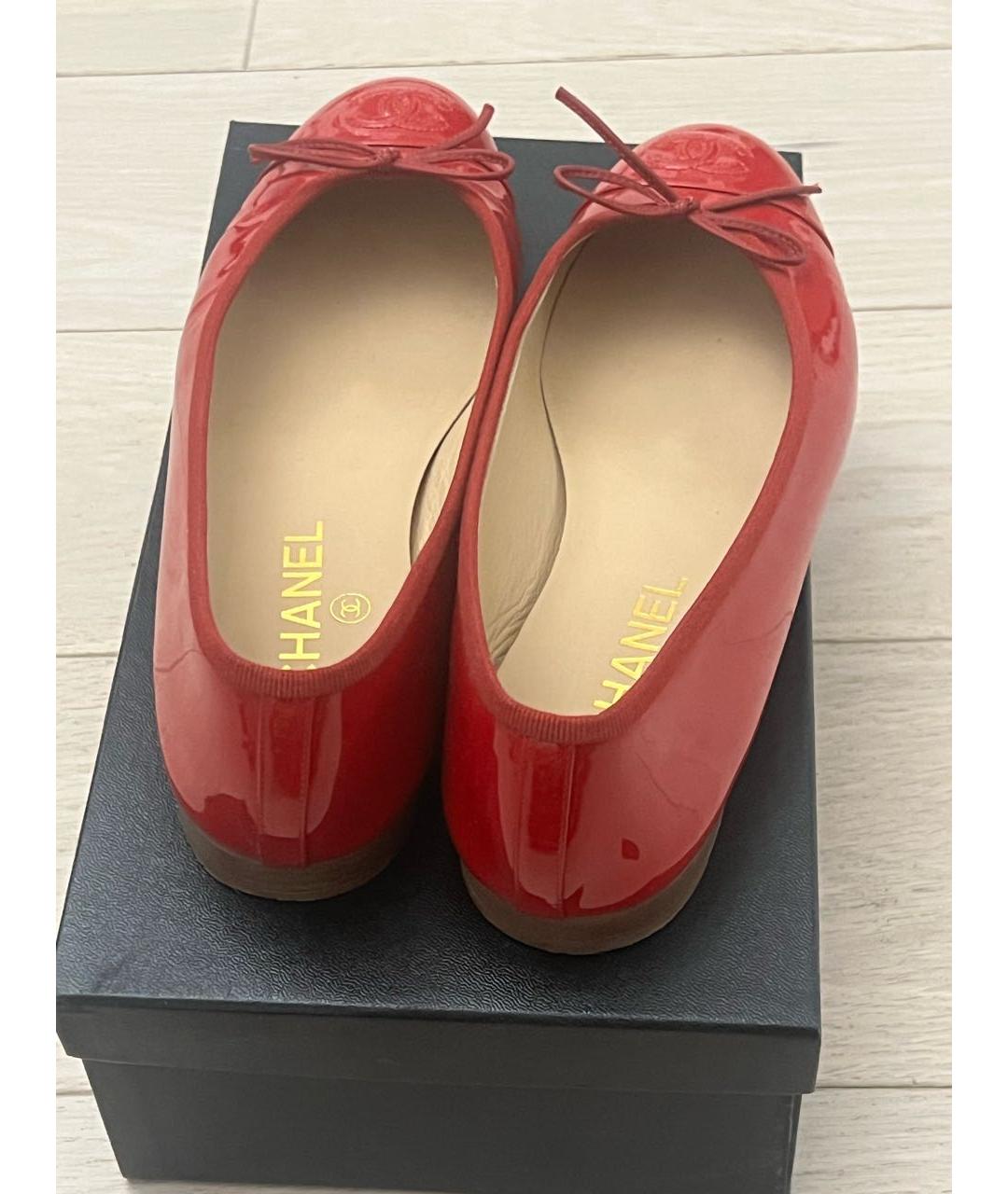 CHANEL Красные балетки из лакированной кожи, фото 3