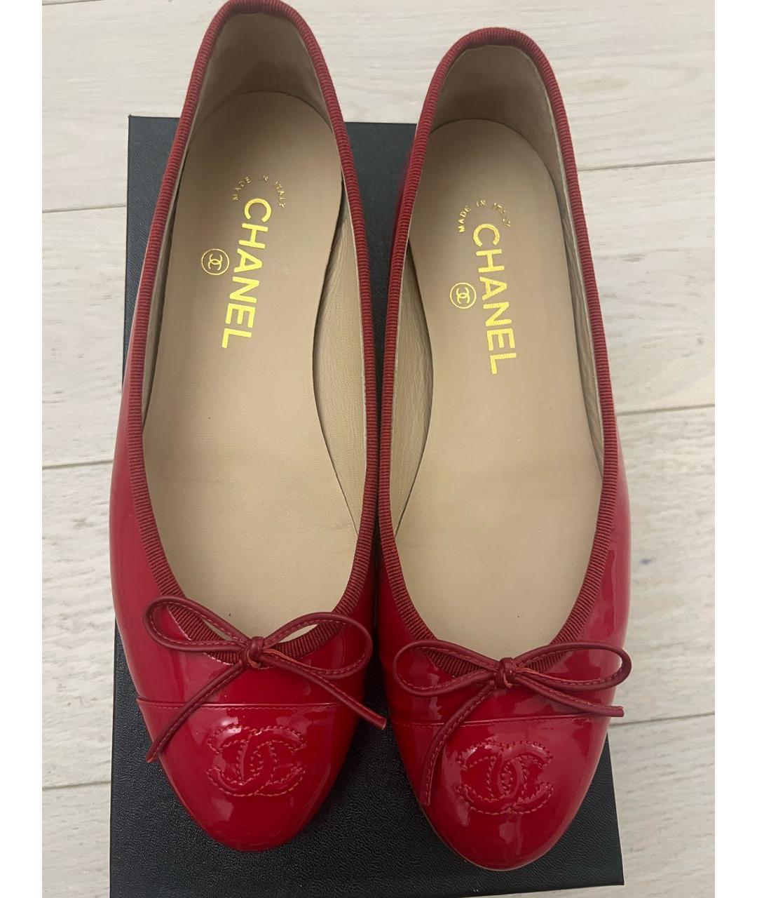 CHANEL Красные балетки из лакированной кожи, фото 2