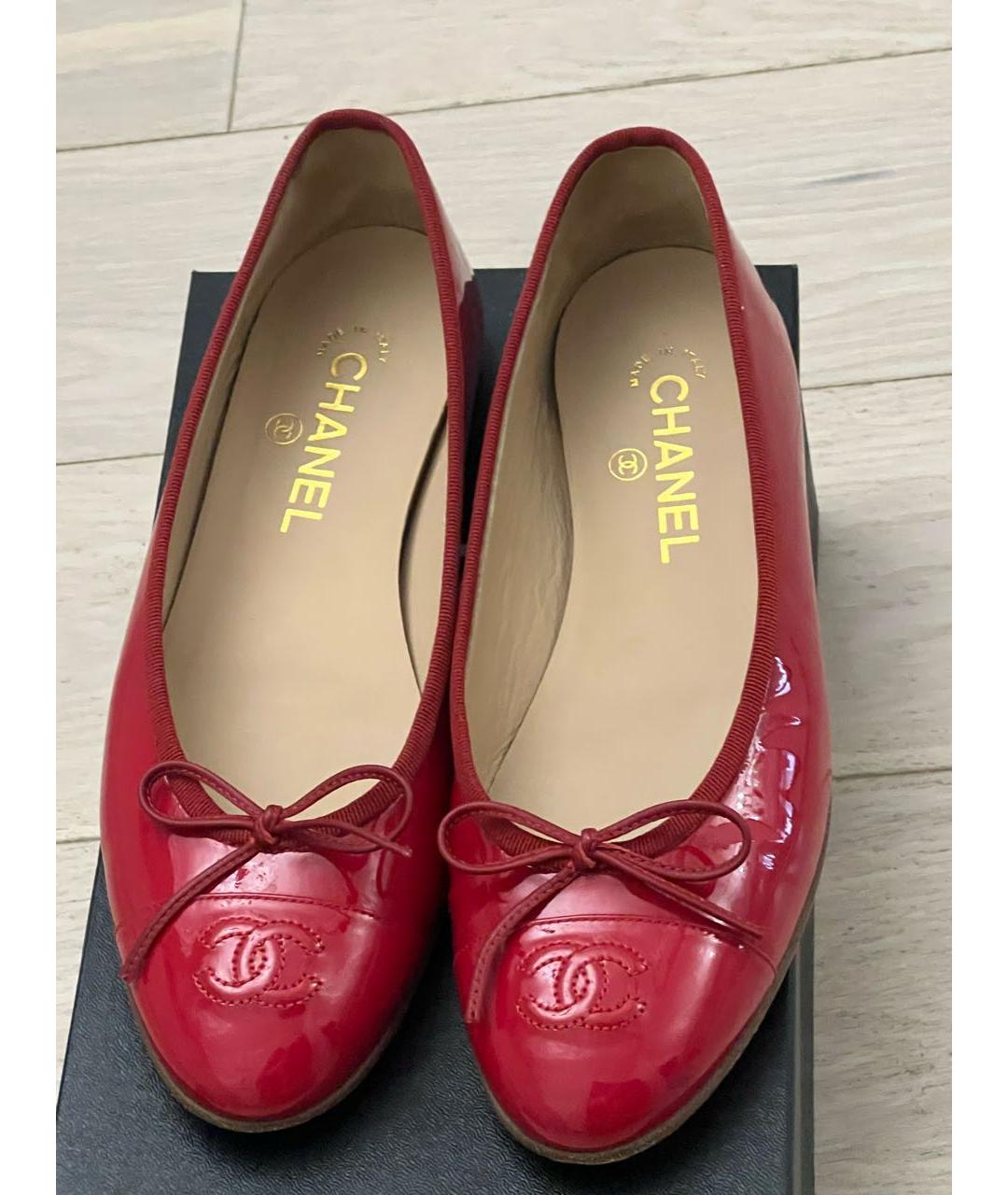 CHANEL Красные балетки из лакированной кожи, фото 9