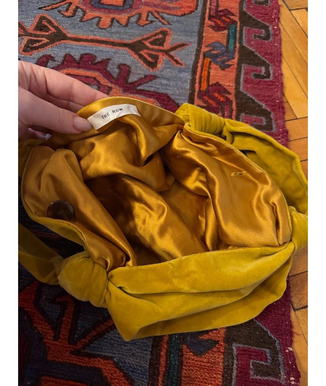 THE ROW Горчичная бархатная сумка с короткими ручками, фото 3