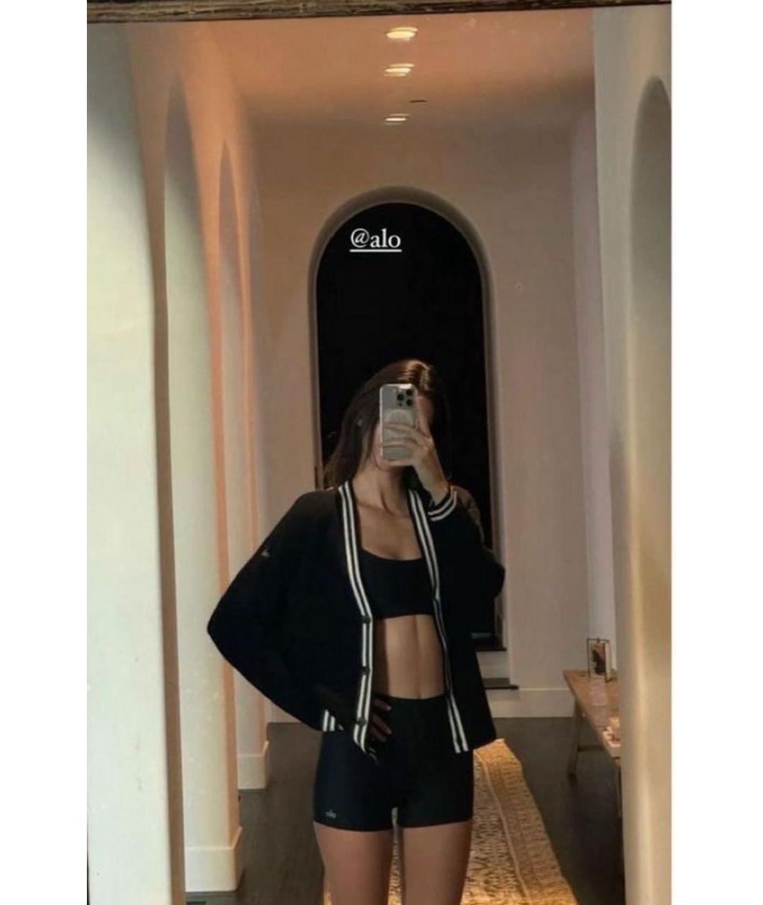 ALO YOGA Черные полиэстеровые спортивные брюки и шорты, фото 5