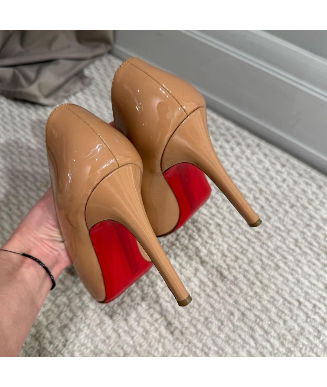 CHRISTIAN LOUBOUTIN Бежевые туфли из лакированной кожи, фото 4