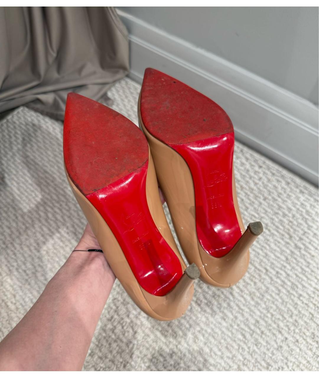 CHRISTIAN LOUBOUTIN Бежевые туфли из лакированной кожи, фото 6