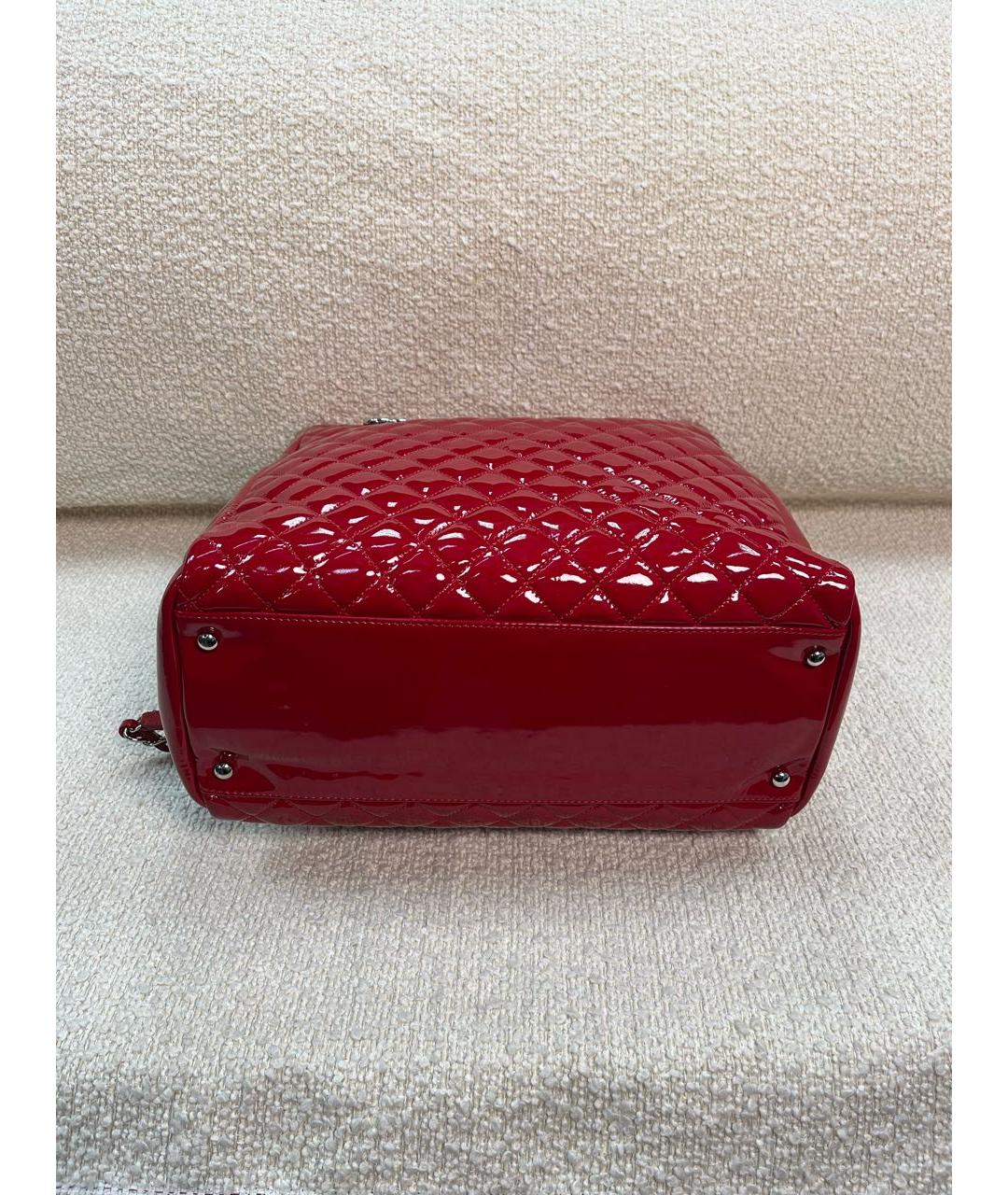 CHANEL Красная сумка тоут из лакированной кожи, фото 6