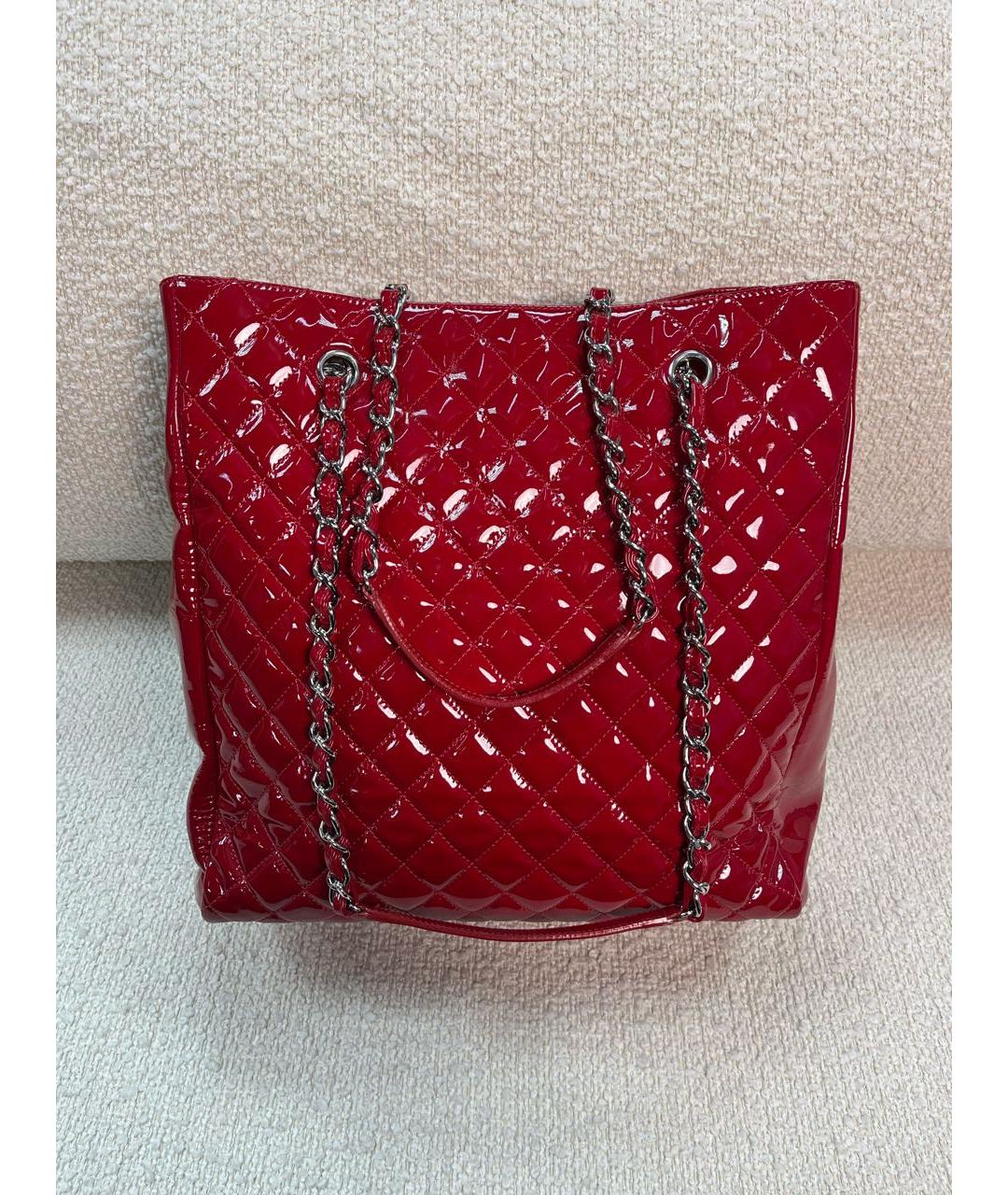 CHANEL Красная сумка тоут из лакированной кожи, фото 3