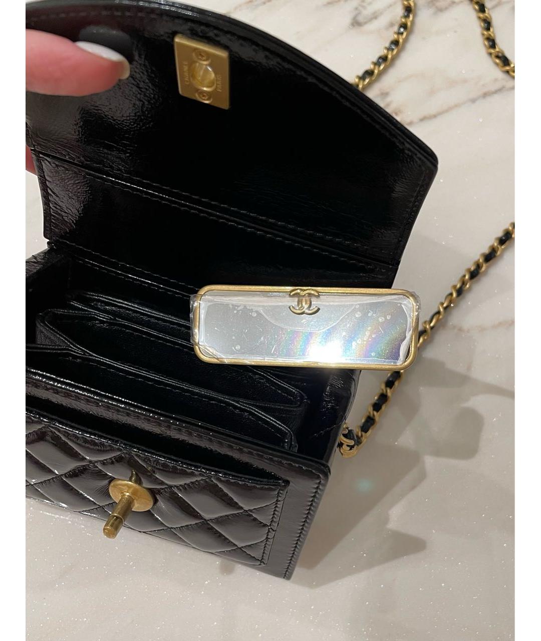 CHANEL Черная сумка через плечо из лакированной кожи, фото 5