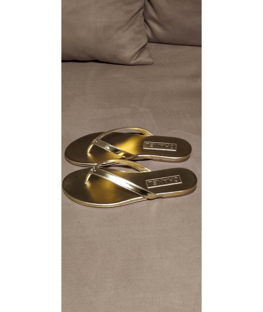 CHANEL Золотые кожаные шлепанцы, фото 4