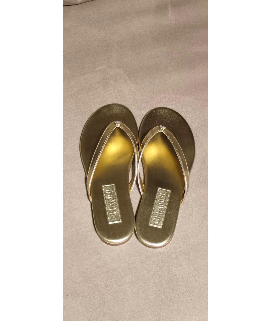 CHANEL Золотые кожаные шлепанцы, фото 3