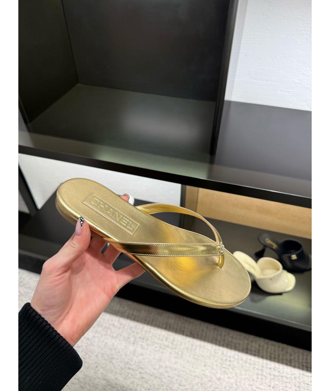 CHANEL Золотые кожаные шлепанцы, фото 4