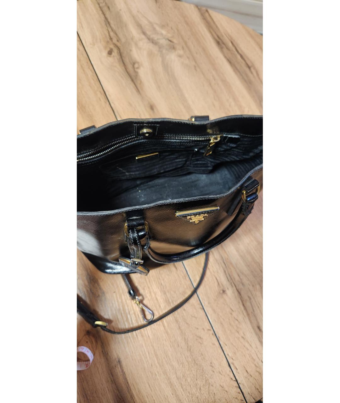 PRADA Черная сумка тоут из лакированной кожи, фото 4