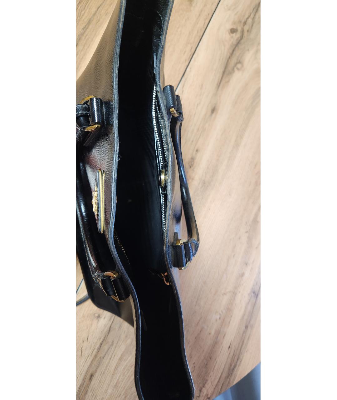 PRADA Черная сумка тоут из лакированной кожи, фото 5
