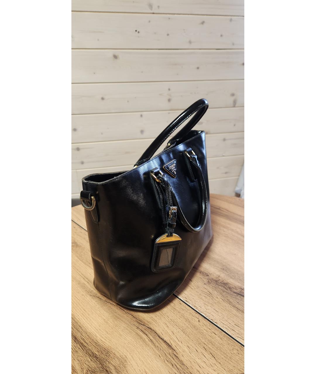 PRADA Черная сумка тоут из лакированной кожи, фото 2