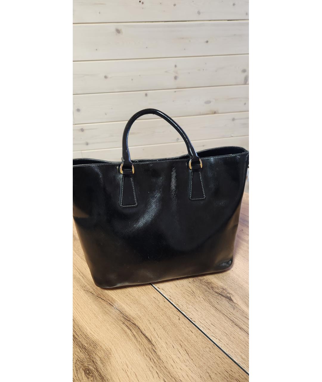PRADA Черная сумка тоут из лакированной кожи, фото 3