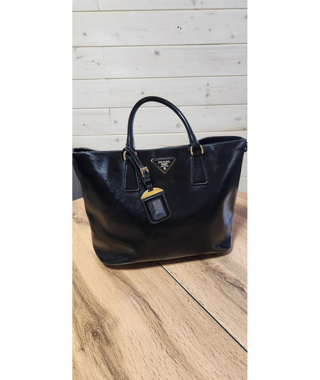 PRADA Черная сумка тоут из лакированной кожи, фото 10