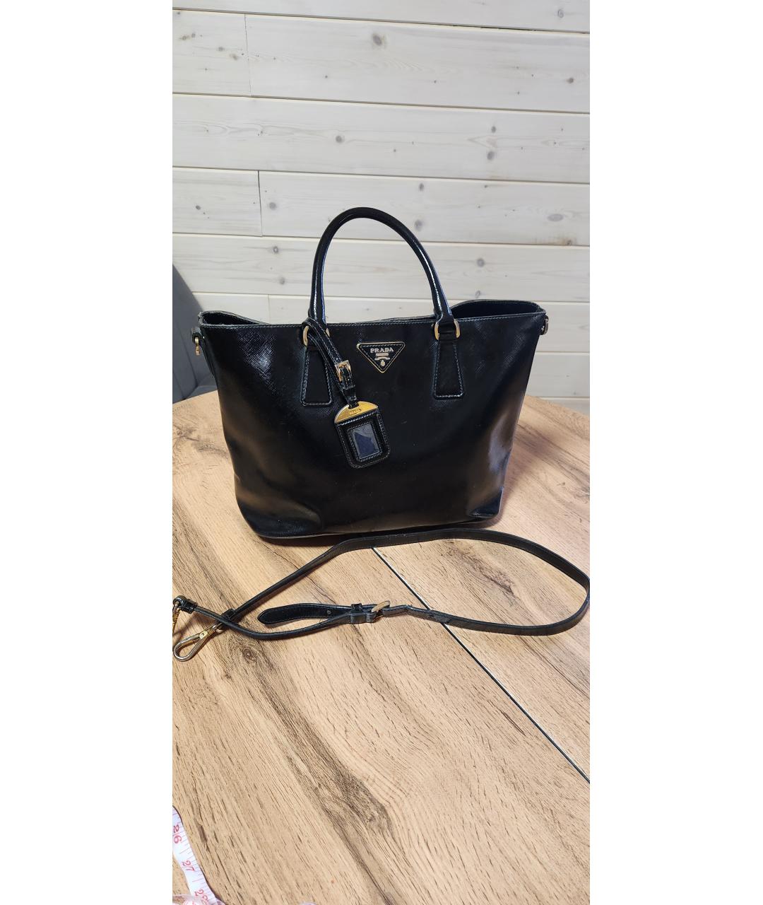 PRADA Черная сумка тоут из лакированной кожи, фото 7