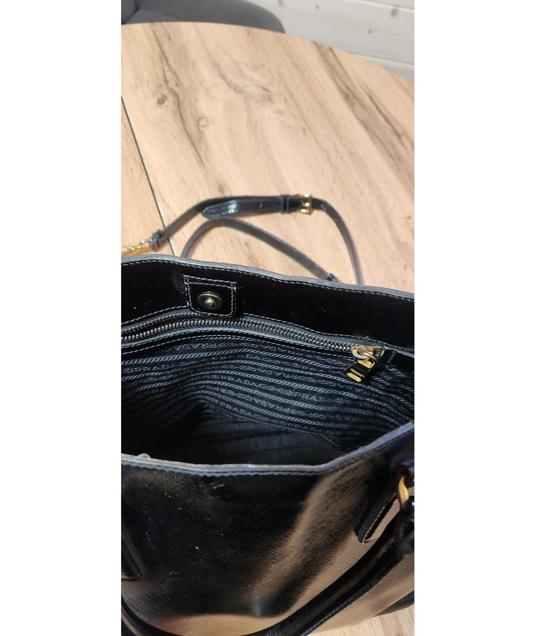 PRADA Черная сумка тоут из лакированной кожи, фото 8