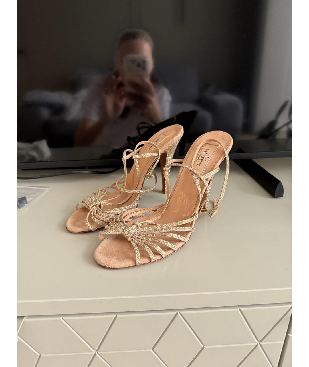 VALENTINO Золотые замшевые босоножки, фото 3