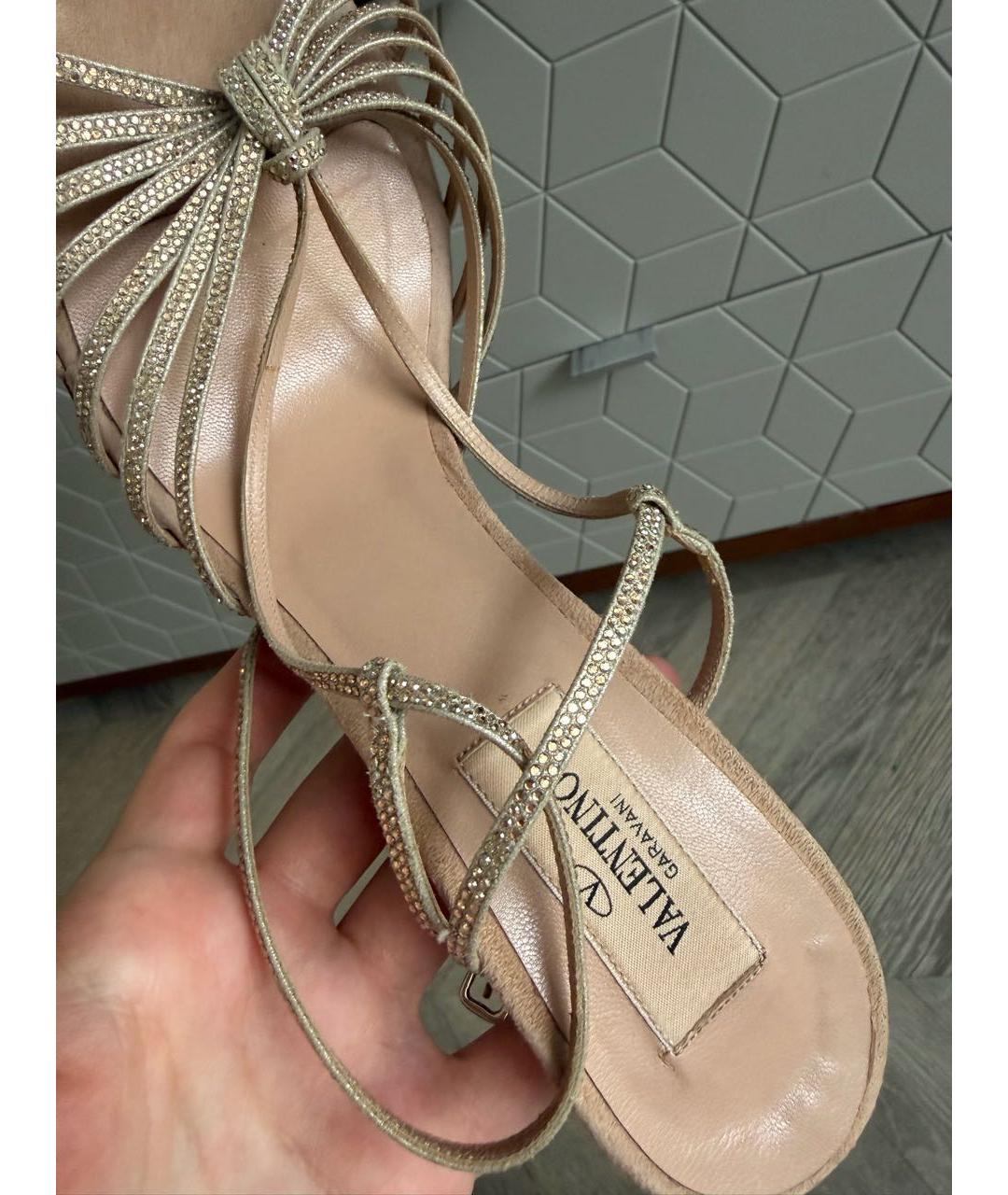 VALENTINO Золотые замшевые босоножки, фото 5