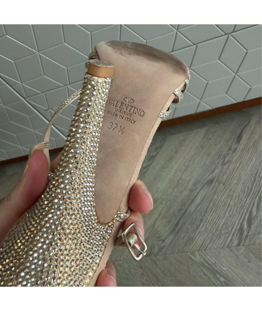 VALENTINO Золотые замшевые босоножки, фото 4