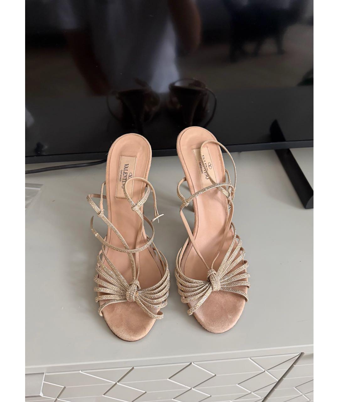 VALENTINO Золотые замшевые босоножки, фото 2