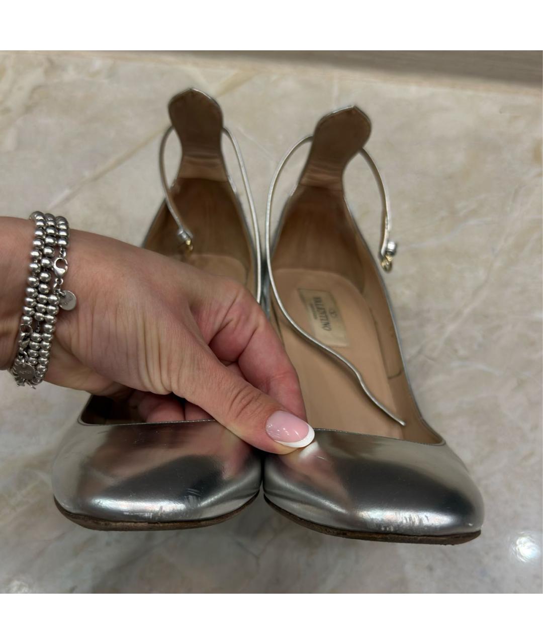 VALENTINO Серебряные туфли из лакированной кожи, фото 5