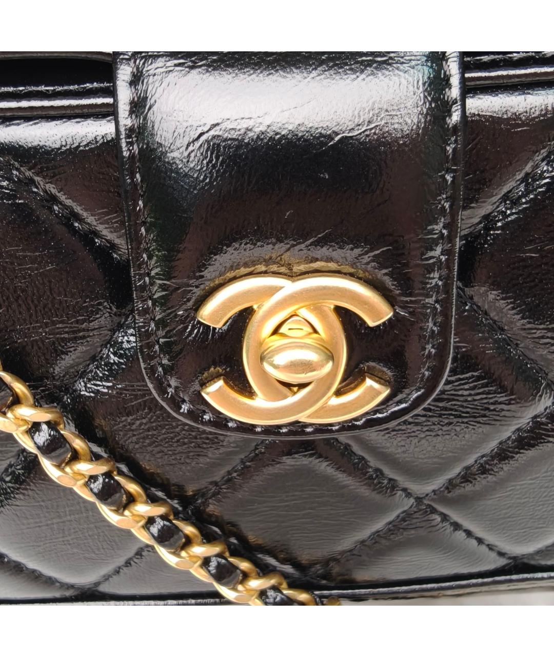 CHANEL Черная сумка с короткими ручками из лакированной кожи, фото 7