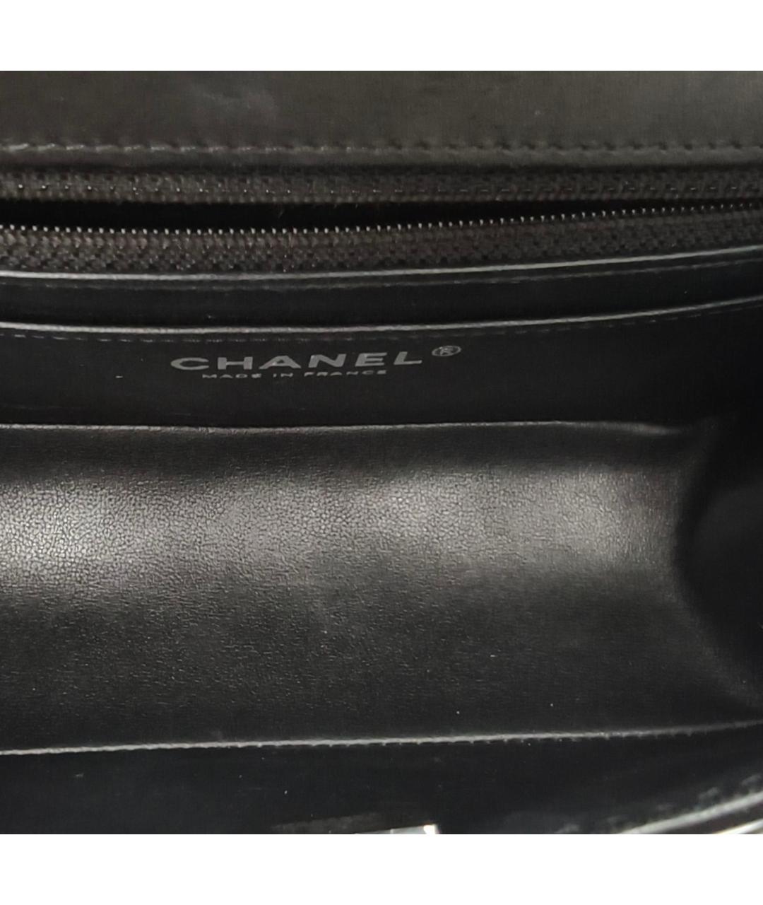 CHANEL Черная сумка через плечо из лакированной кожи, фото 8