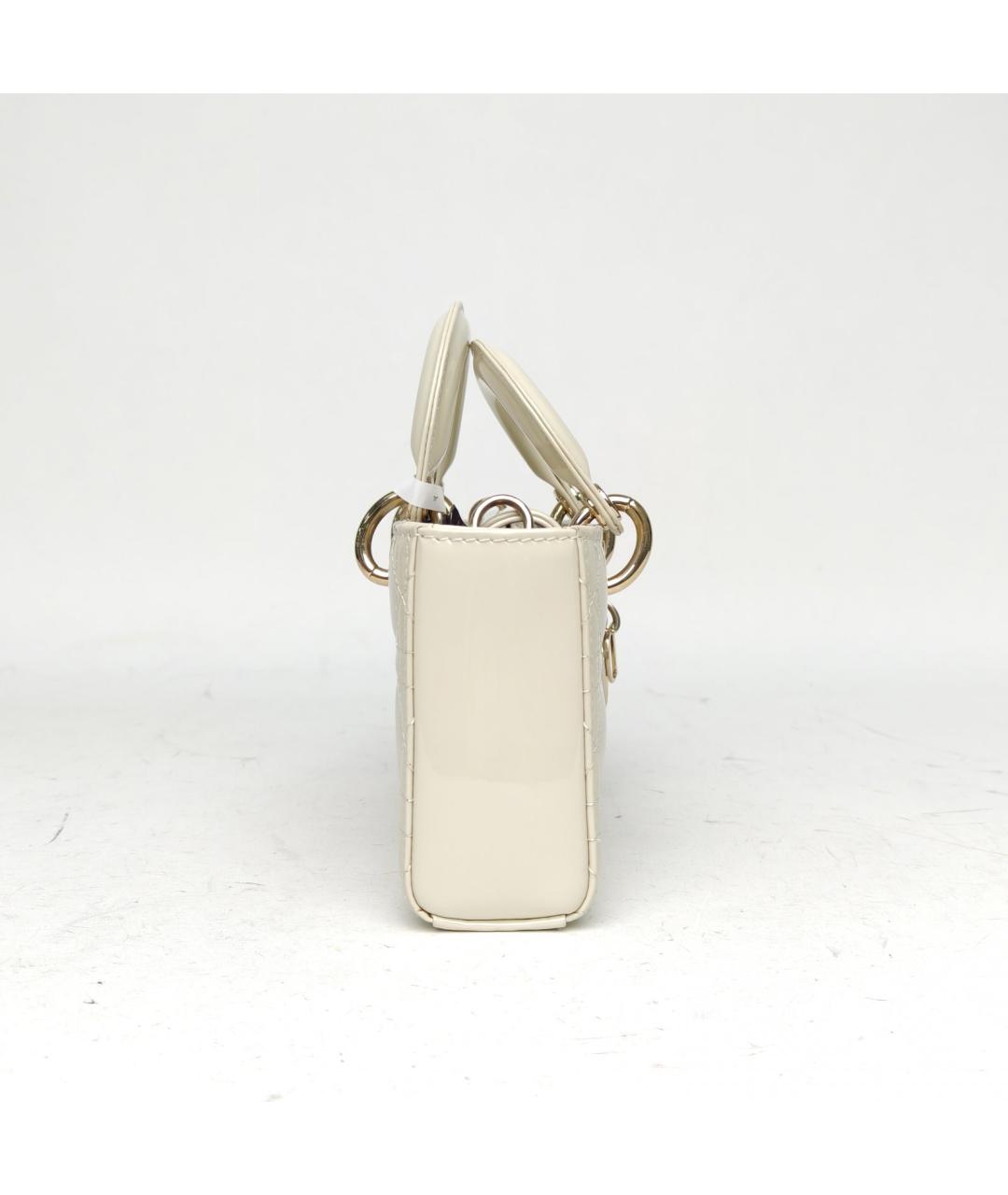 CHRISTIAN DIOR Белая сумка через плечо из лакированной кожи, фото 5