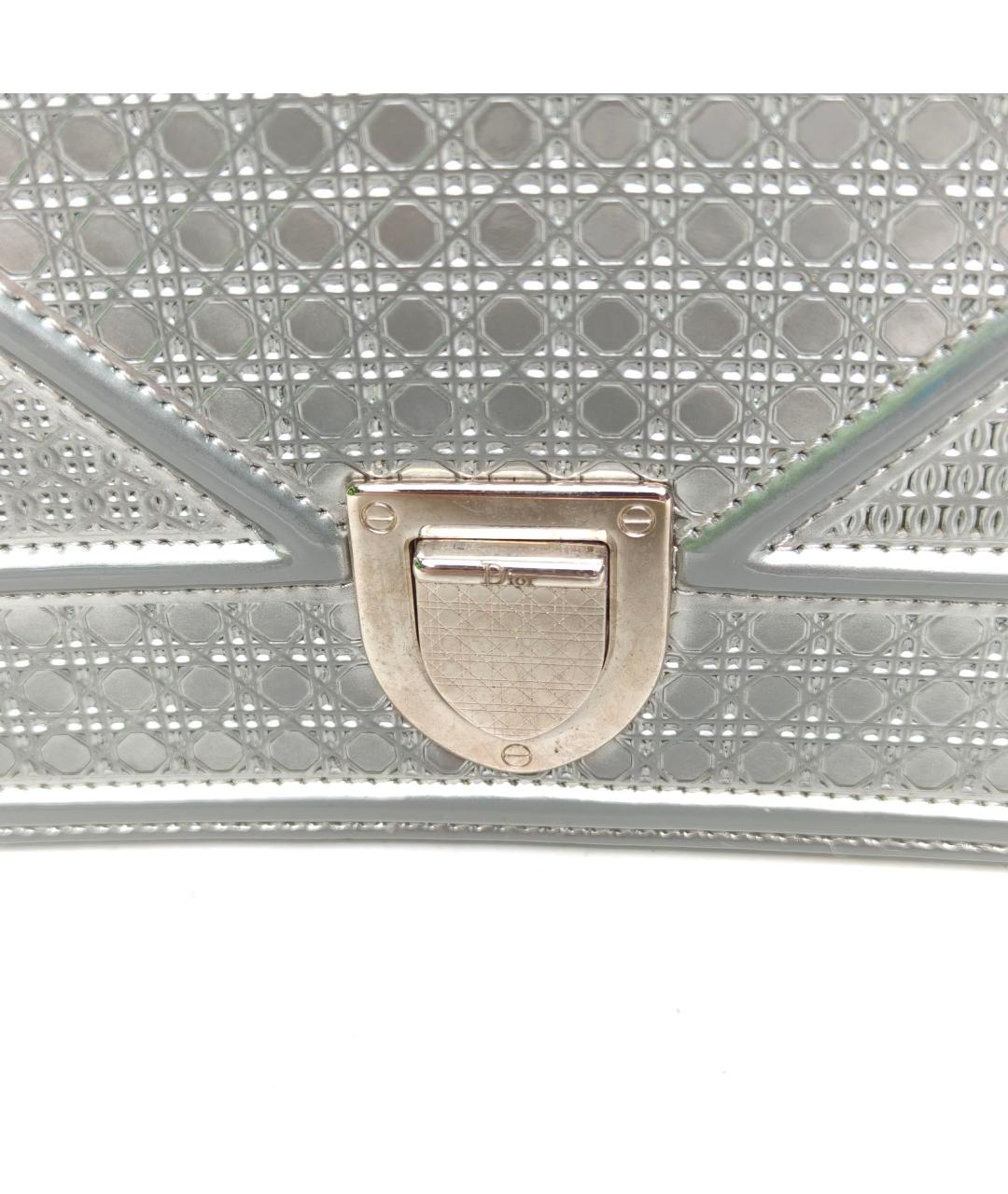 CHRISTIAN DIOR Серебряная сумка через плечо из лакированной кожи, фото 8