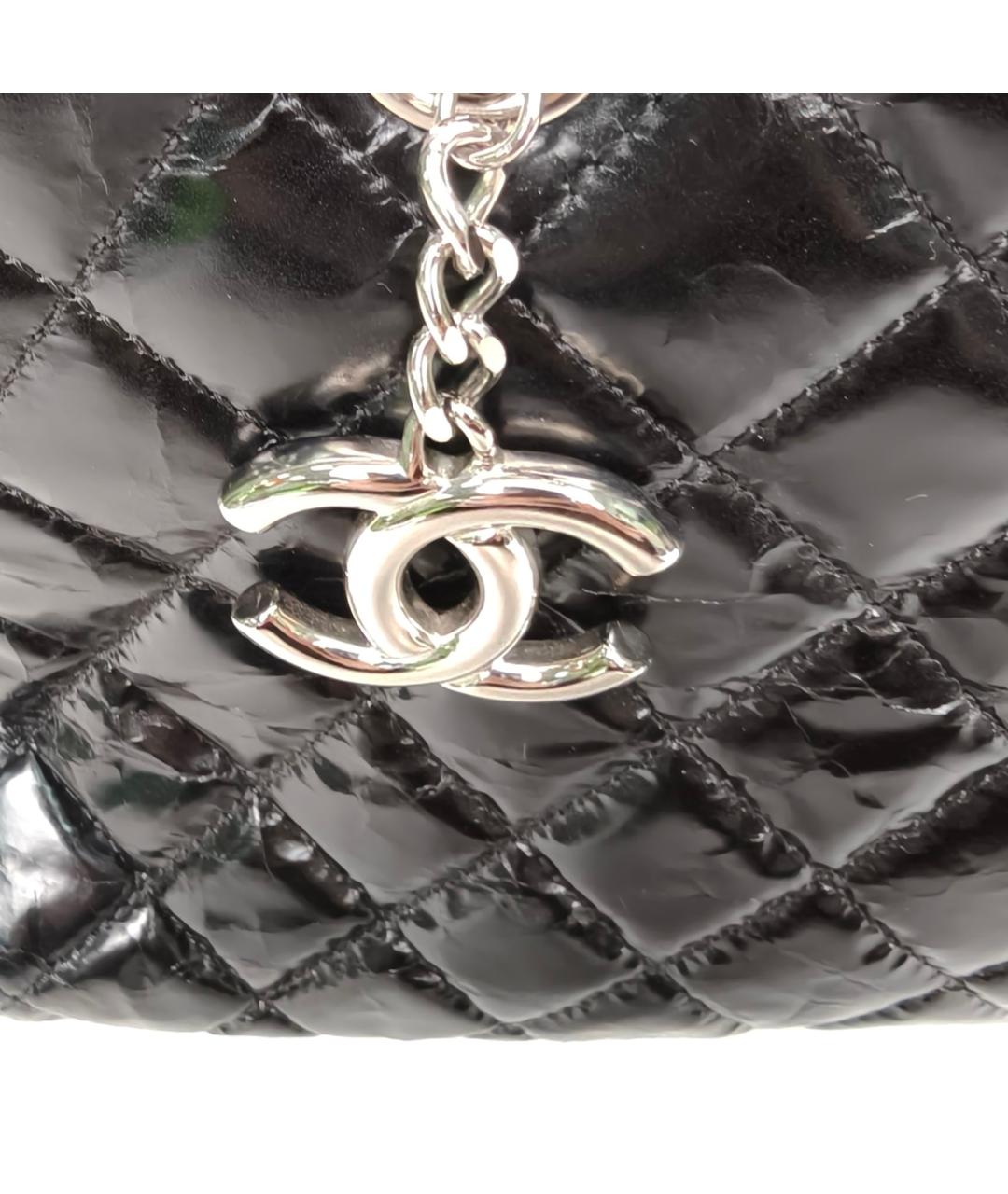 CHANEL Черная сумка через плечо из лакированной кожи, фото 7