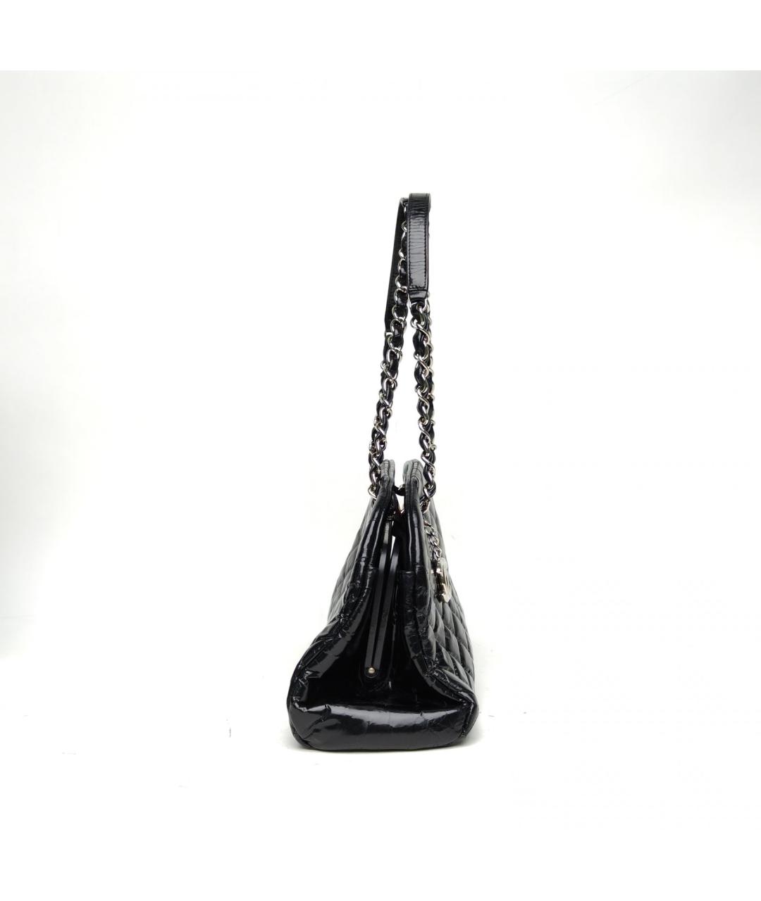 CHANEL Черная сумка через плечо из лакированной кожи, фото 5