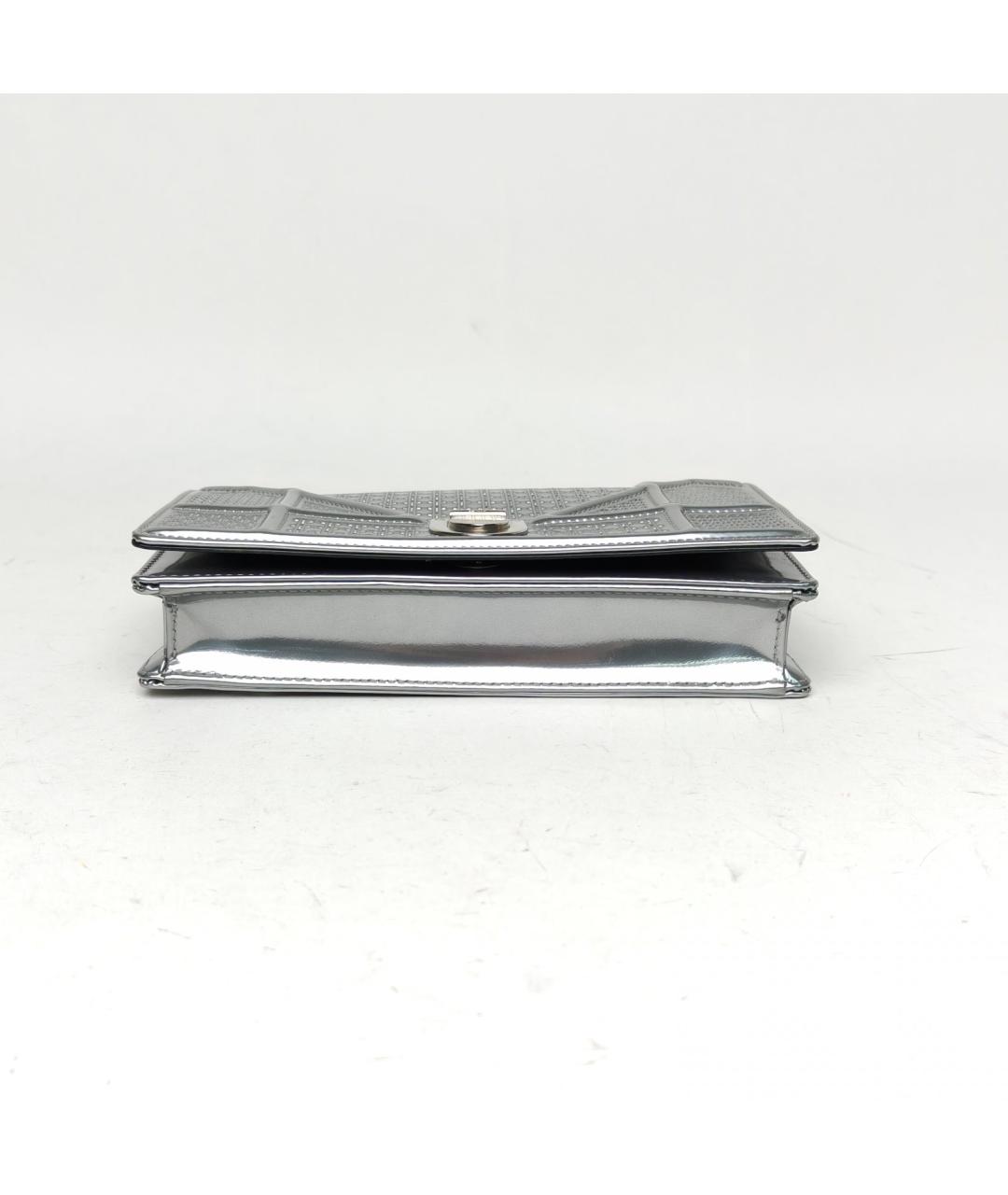 CHRISTIAN DIOR Серебряная сумка через плечо из лакированной кожи, фото 6