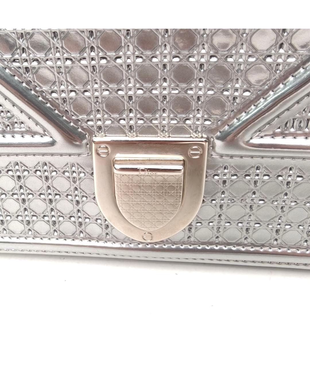 CHRISTIAN DIOR Серебряная сумка через плечо из лакированной кожи, фото 7