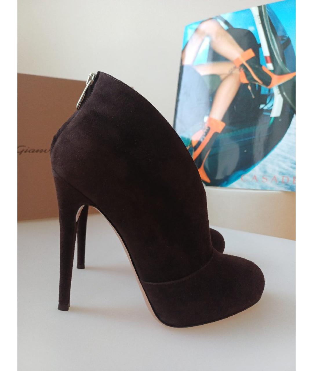 GIANVITO ROSSI Коричневые замшевые ботильоны, фото 3