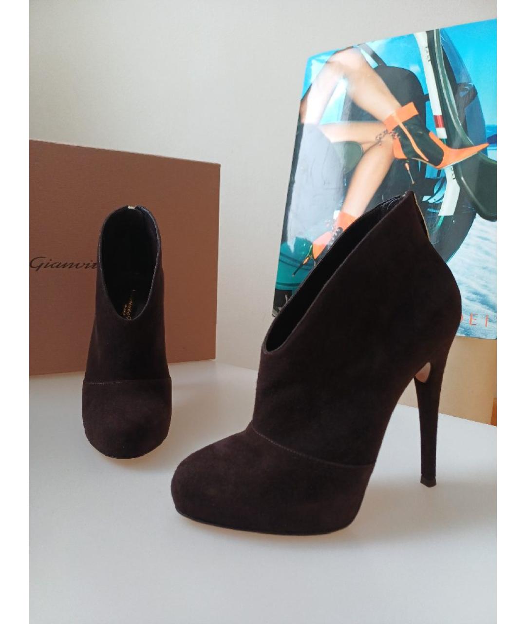 GIANVITO ROSSI Коричневые замшевые ботильоны, фото 5